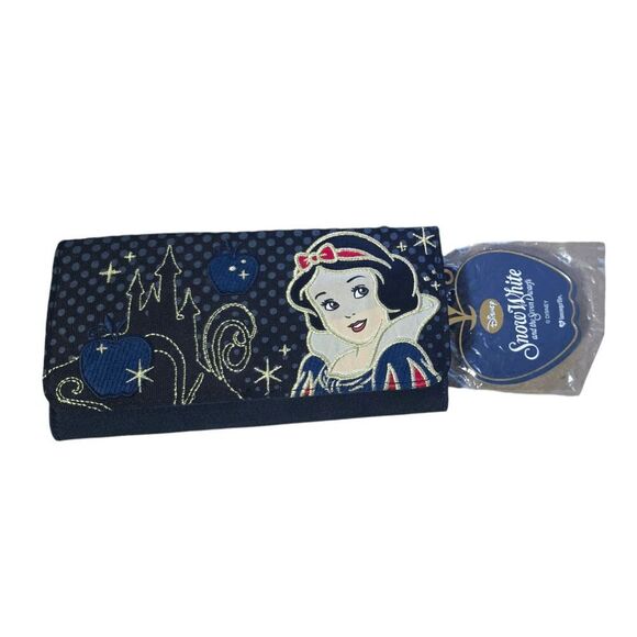 Disney Loungefly Snow White OG Heart Logo Embroidered Vintage Cloth Wallet - Picture 1 of 3